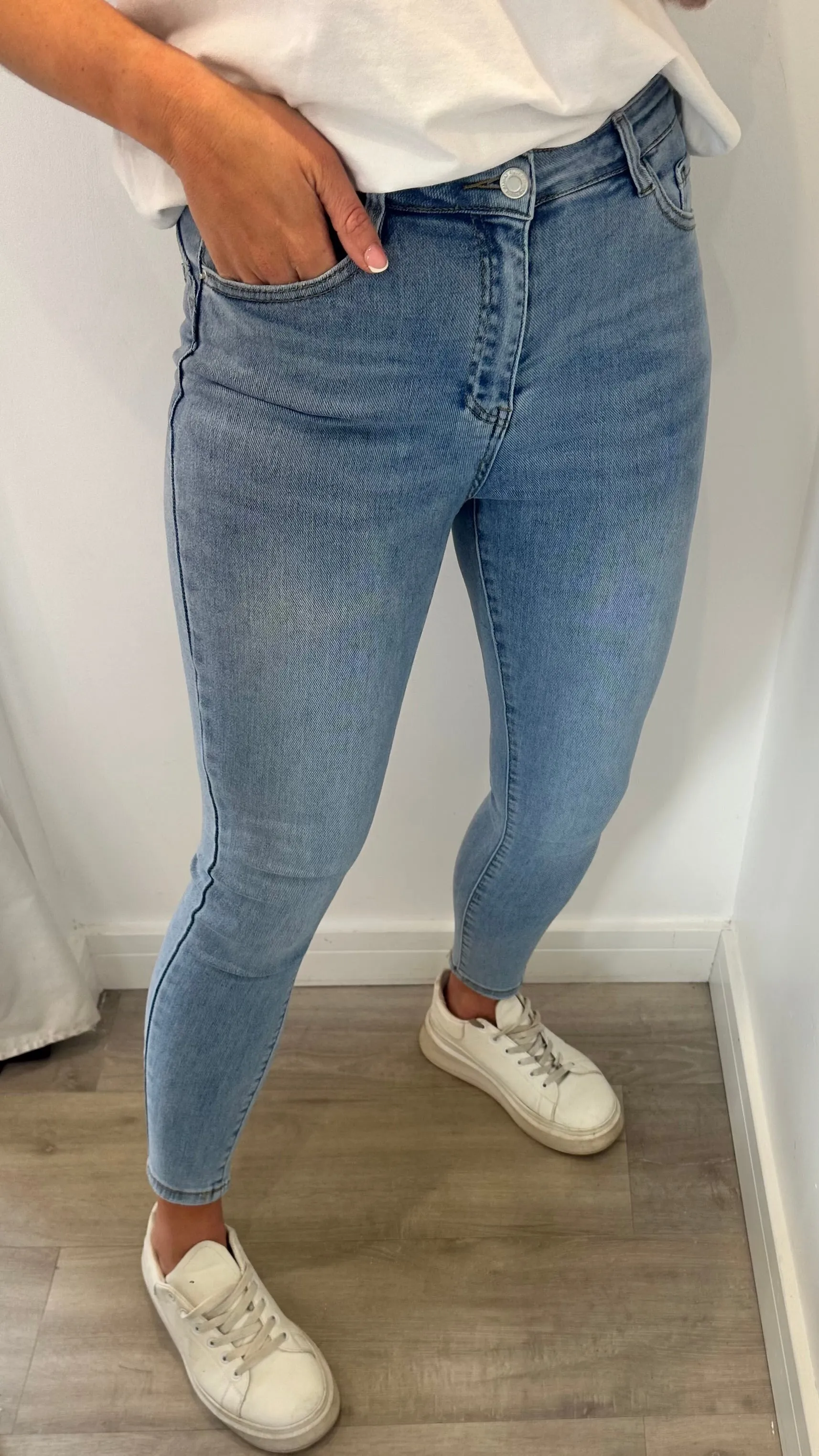 MID WASH BLUE SKINNY STRETCH JEANS
