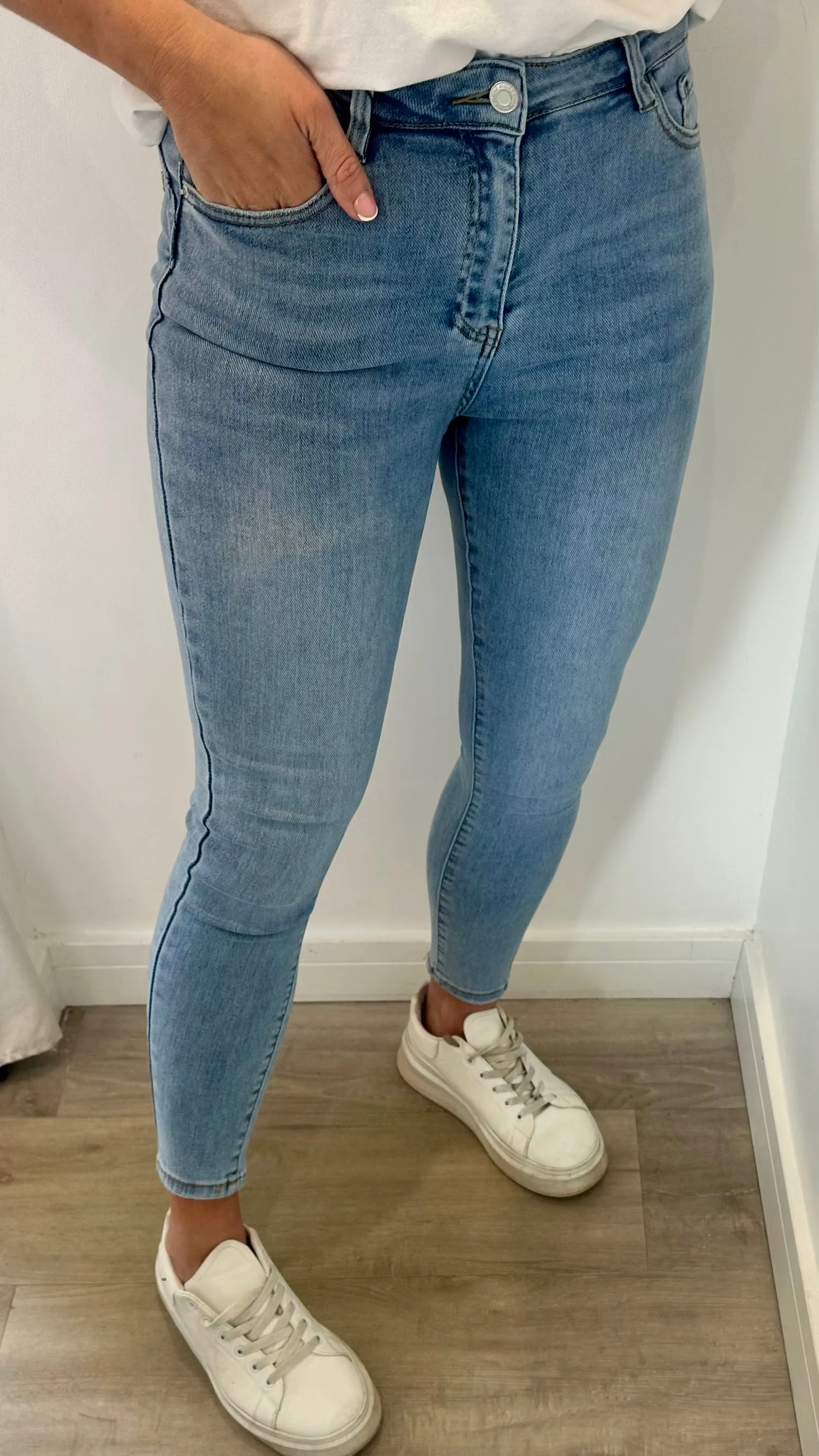 MID WASH BLUE SKINNY STRETCH JEANS