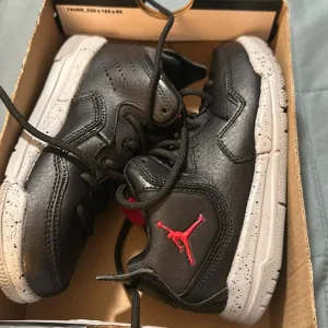 Nike Jordan Courtside 23 (PS) Black Gym Red Particle Kids Sneakers NEW